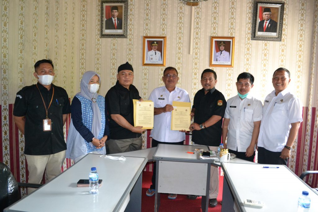 Penandatanganan Kerjasama (MUO) antara Dinas Kearsipan dan Perpustakaan Kab. Cirebon dengan  KPU Kab. Cirebon
